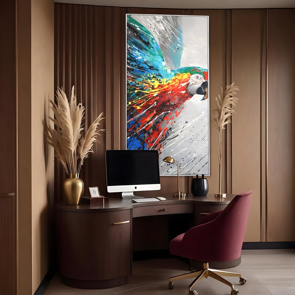 Tablou canvas cu tablou canvas cu papagal colorat, in rama de aluminiu argintiu, pe perete intr-un birou